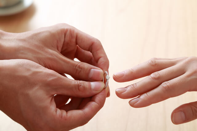 結婚したら生活保護をやめる必要はある?受給者同士の結婚はどうなる?のサムネイル画像